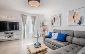 TV - Awesome home in Novigrad with kitchen (Novigrad)