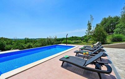 Lovely home in Kapela