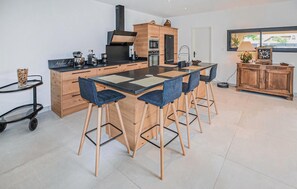 Fridge, microwave, oven, stovetop - Beautiful home in Robion (Robion)