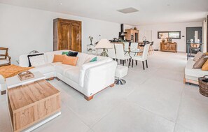 TV - Beautiful home in Robion (Robion)
