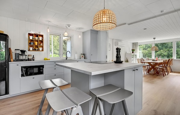 Réfrigérateur, four à micro-ondes, surface de cuisson, lave-vaisselle