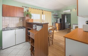 موقد طهي مسطح، غسالة أطباق، ماكينة لصنع القهوة/الشاي