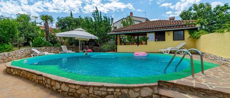 Een verwarmd zwembad