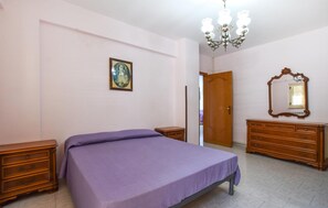 1 bedroom, travel cot, Internet, bed sheets