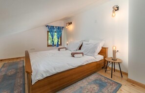 2 bedrooms, travel cot, free WiFi, bed sheets