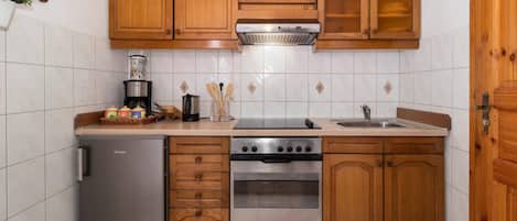 Fridge, oven, stovetop, coffee/tea maker