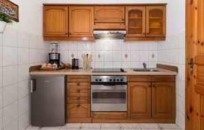 Fridge, oven, stovetop, coffee/tea maker