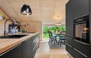 Refrigerador, parrilla de estufa, lavavajillas y cafetera y tetera 