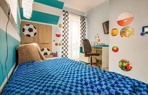 4 bedrooms, travel cot, bed sheets