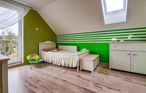 4 bedrooms, travel crib, bed sheets