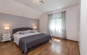 3 chambres, coffre-fort, fer et planche à repasser, lit de bébé portatif