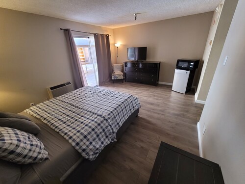 (A17) Lovely Queen Bed Hotel Style