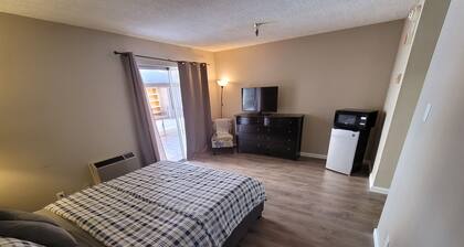 (A17) Lovely Queen Bed Hotel Style