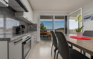 Kjøleskap, ovn, kokeplater og oppvaskmaskin