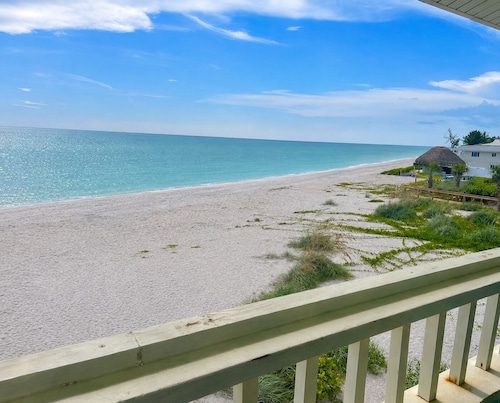 On The Beach, Oceanfront, Dog Friendly Condo with Panoramic Views of the Gulf!