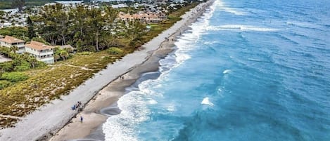 På stranden, liggestole, badehåndklæder