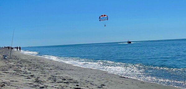 Sur la plage, chaise longue, serviettes de plage