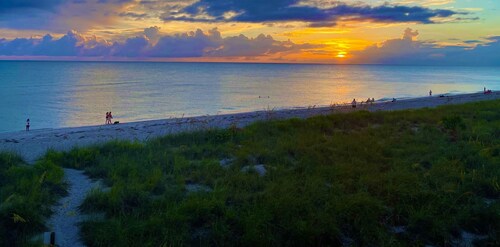 On The Beach, Oceanfront, Dog Friendly Condo with Panoramic Views of the Gulf!