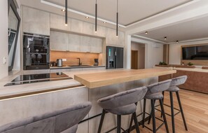 Fridge, oven, dishwasher, coffee/tea maker