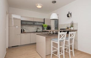 Kühlschrank, Mikrowelle, Ofen, Herdplatte