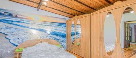 2 bedrooms, iron/ironing board, travel cot, free WiFi