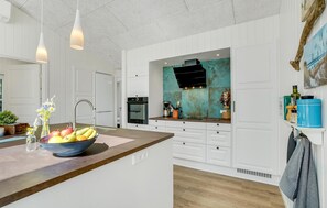 Fridge, microwave, dishwasher, coffee/tea maker - Cozy home in Thisted with sauna (Thisted)