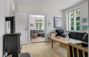 Una Smart TV, una chimenea, un futbolín, una mesa de tenis de mesa