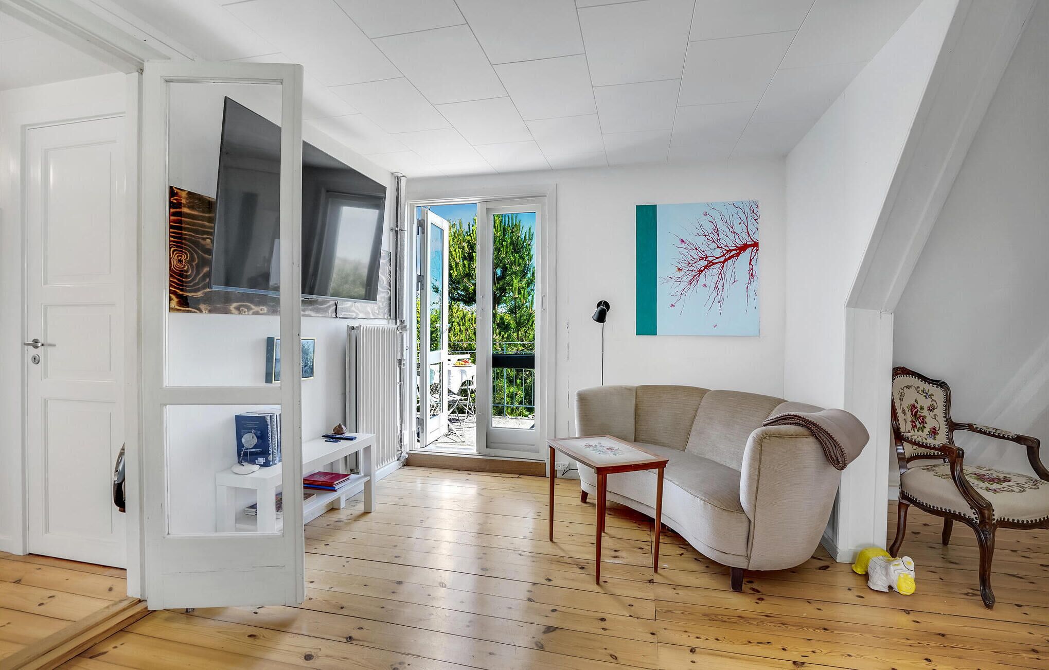 Smart TV, chimenea, futbolito y tenis de mesa 