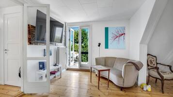 Smart TV, chimenea, futbolito y tenis de mesa