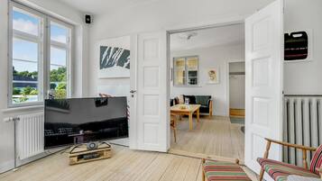 Smart TV, chimenea, futbolito, mesa de ping pong