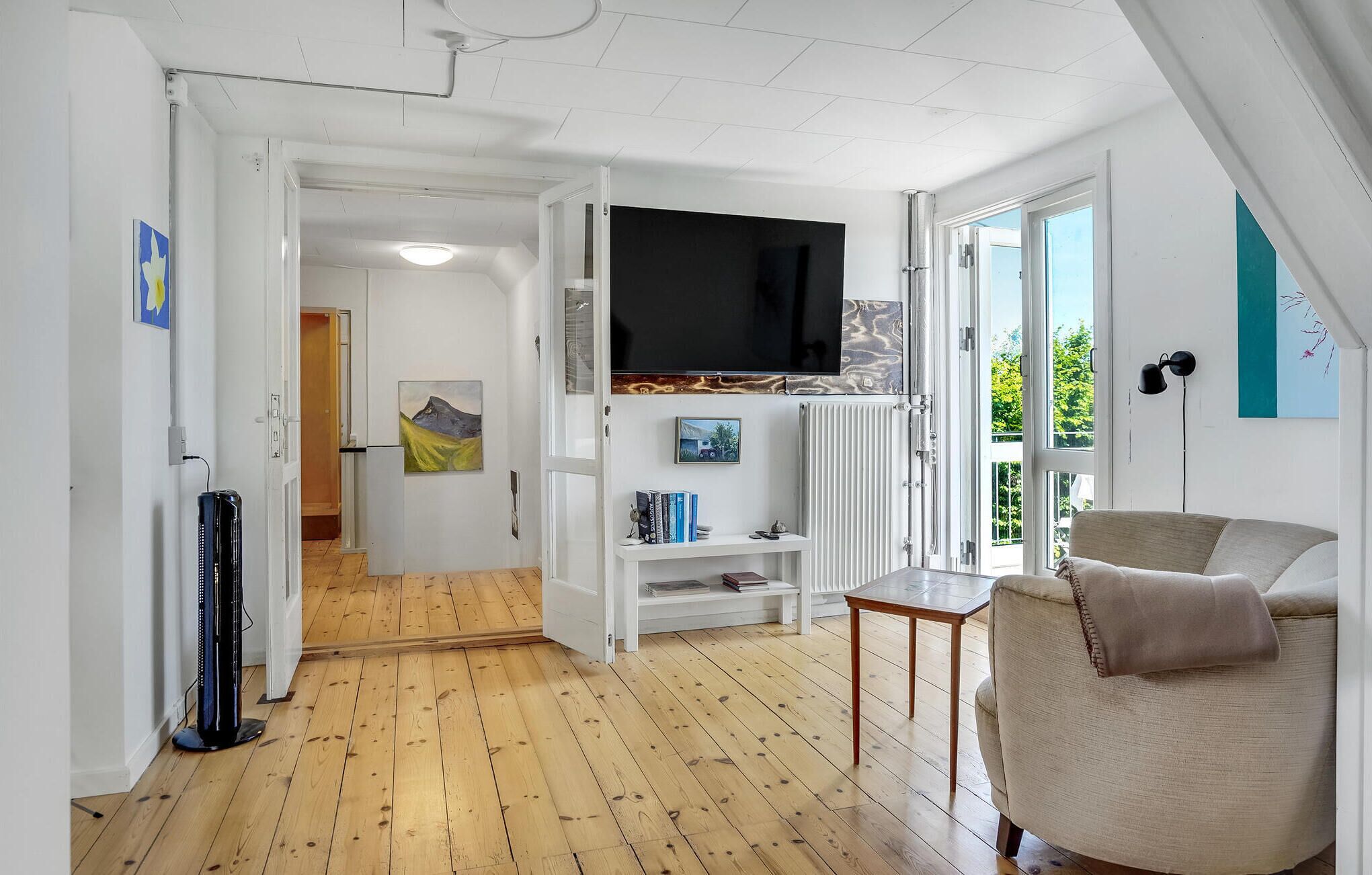 Una Smart TV, una chimenea, un futbolín, una mesa de tenis de mesa