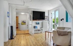 Smart TV, fireplace, table football, ping pong