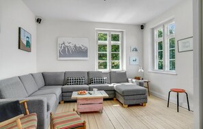 Smart TV, chimenea, futbolito y tenis de mesa 