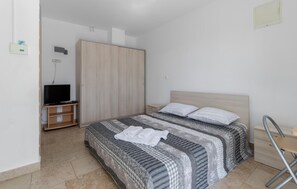 Cuna de viaje, wifi gratis y ropa de cama 
