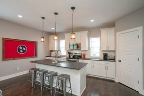 Fridge, microwave, oven, stovetop - Music City Exquisite Haven । Perfect for Groups (Nashville)
