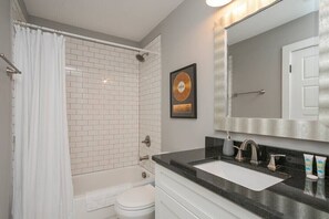 浴槽、ヘアドライヤー、タオル、石鹸