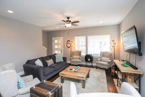 Smart TV, stereo - Music City Exquisite Haven । Perfect for Groups (Nashville)