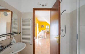 Regadera y secadora de cabello