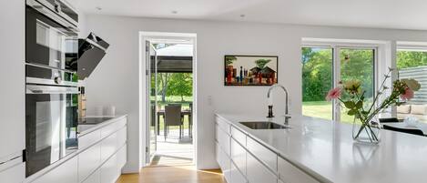 Een koelkast, een vaatwasser, een koffiezetapparaat/waterkoker