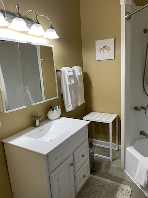 Combined shower/tub, towels, soap, shampoo
