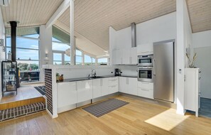 ثلاجة، فرن، موقد طهي مسطح، غسالة أطباق