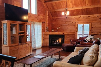 KY log home close to The Ark Encounter on private 14 acres private seasonal pool