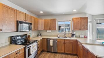 KylskÄp, mikrovÄgsugn, ugn och spishÀll