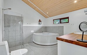 Shower - Stunning home in Ejstrupholm with WiFi (Ejstrupholm)