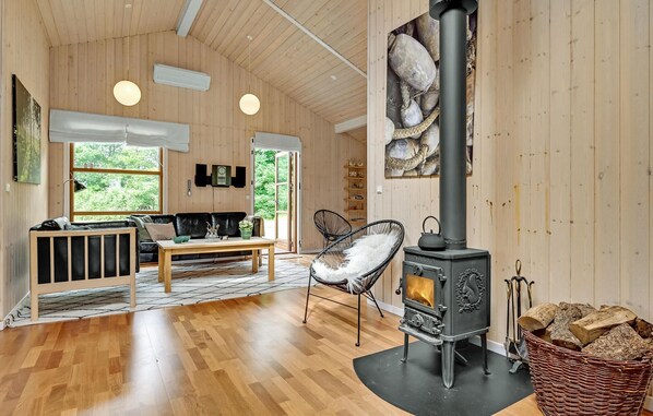 Fireplace - Stunning home in Ejstrupholm with WiFi (Ejstrupholm)