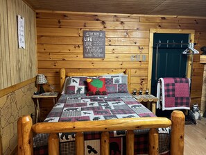 1 bedroom, free WiFi, bed sheets - Cozy cabin for two adults . no room to add extra . Cabin in the woods w Hot tub (Wellston)