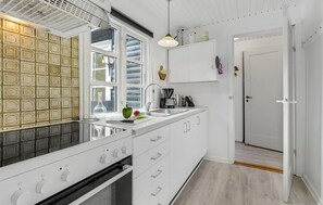 Køleskab, mikrobølgeovn, kogeplade, kaffe-/temaskine