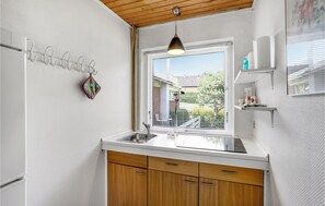 Refrigerador, parrilla de estufa y cafetera y tetera 