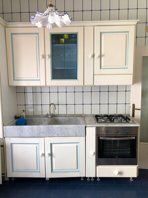 Fridge, oven, stovetop, coffee/tea maker