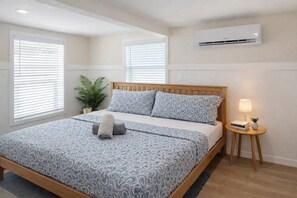 1 bedroom, iron/ironing board, travel cot, free WiFi - 5min Walk to Beach + King Bed + Free Beach Gear (Indian Rocks Beach)